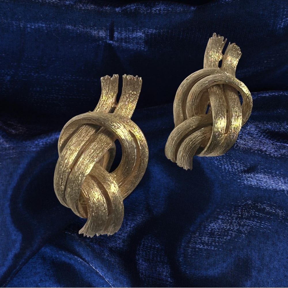 Vintage Lisner Gold ToneTextured Knot Clip-On Earrings 1 1/4”.